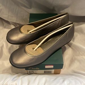 Clarks Pewter Book Pump Flats